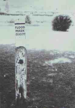 The marker indicating the flood water level in 1977
