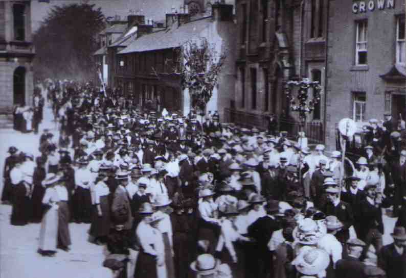 A crowded High Street watching the Common Riding parade in 1913