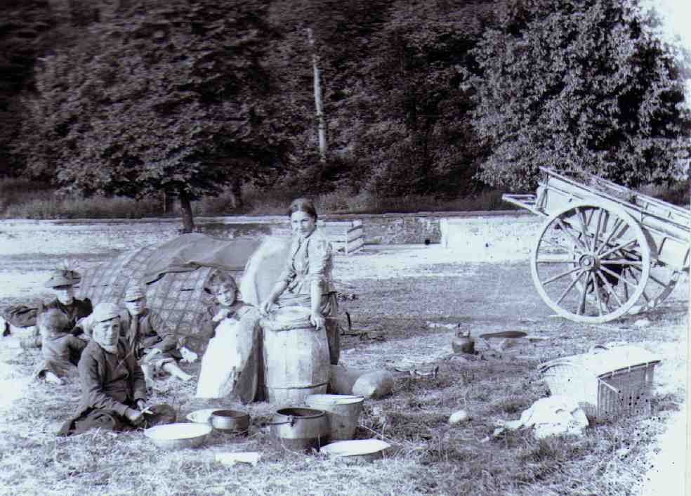 Tinkers at the Kilngreen circa 1900 - note the wall and gate in the background